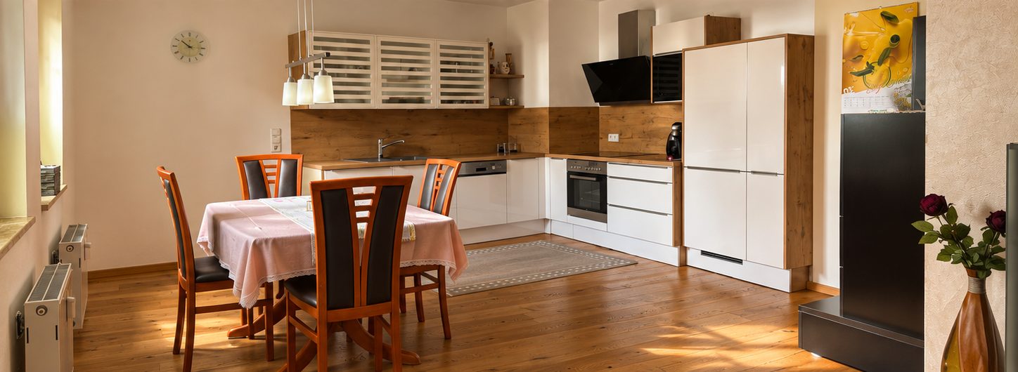 Küche & Essbereich der Ferienwohnung in Saalfelden